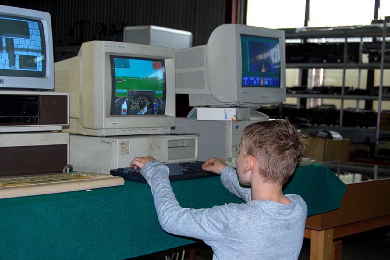Первый российский интернет. Компьютер 90. Старые школьные компьютеры. Первая компьютерная игра. Компьютер 2000 года.